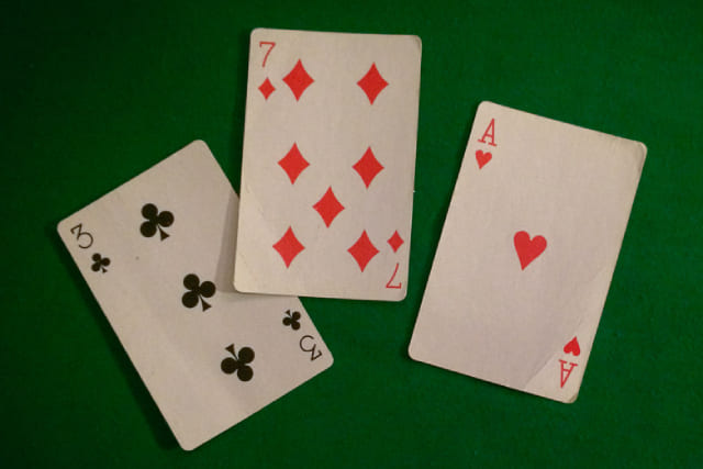 Как играть в двадцать одно очко в карты?